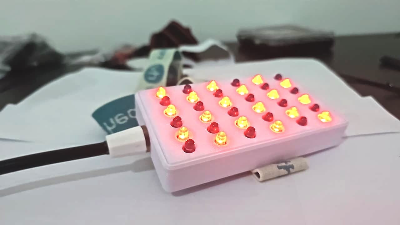 Placa de LEDs PHOTUM com 18 vermelhos (670nm) + 18 infravermelhos (940nm) acesos